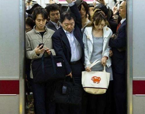 为何日本地铁被称为本国女性的“噩梦”？宁愿走路也不愿乘坐地铁