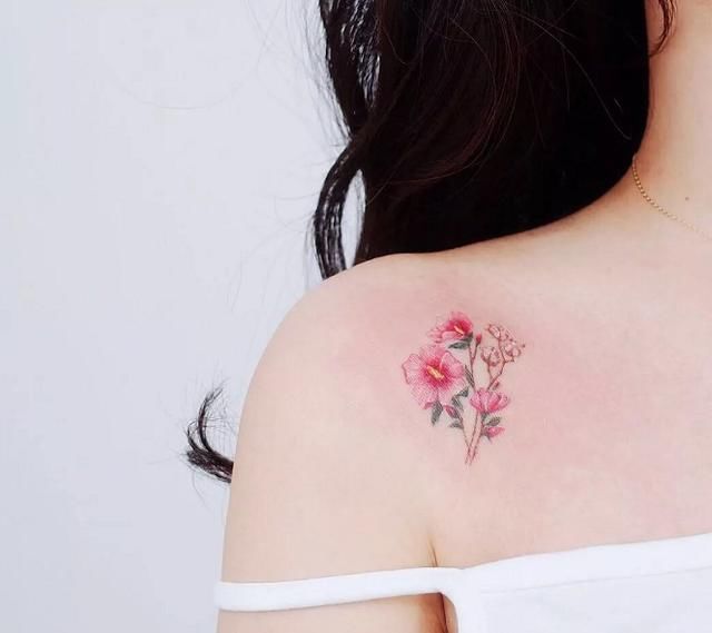 性感又充满魅力的花卉纹身，漂亮小姐姐们最爱的纹身图案!