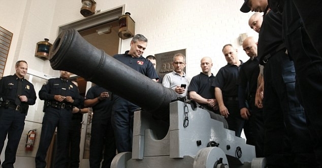 这条河底藏了无数的秘密，河里甚至不允许民众潜水