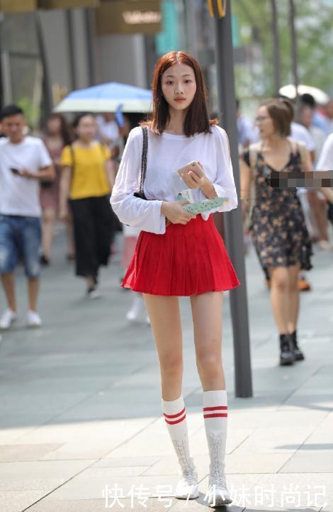 「美女」街拍：长袜运动鞋配小裙子，美女是要去当啦啦队吧