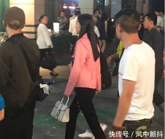 杨颖路透照流出, 脚踩20cm恨天高演霸道女总, 气质却像淘宝妹