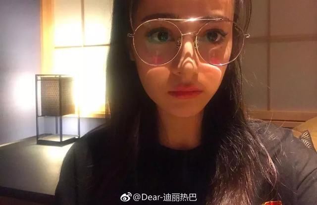 谁说戴眼镜一定丑?杨幂、倪妮的时髦眼镜妆3分钟就学会!