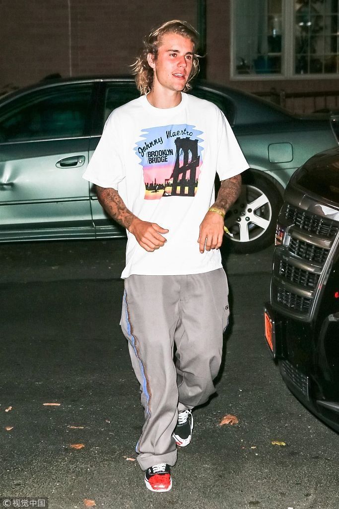 海莉鲍德温秀美腿目光中充满甜蜜 和比伯“夫妻双双把家还”