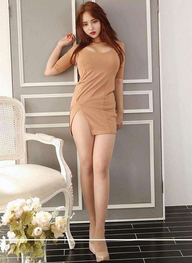 街拍: 薄款的紧身高开叉裙, 满满的都是成熟女人的魅力