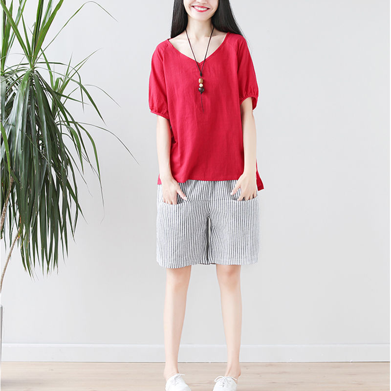 别傻傻T恤配牛仔?又丑又土!今年流行棉麻衫+短裤，轻便还美丽