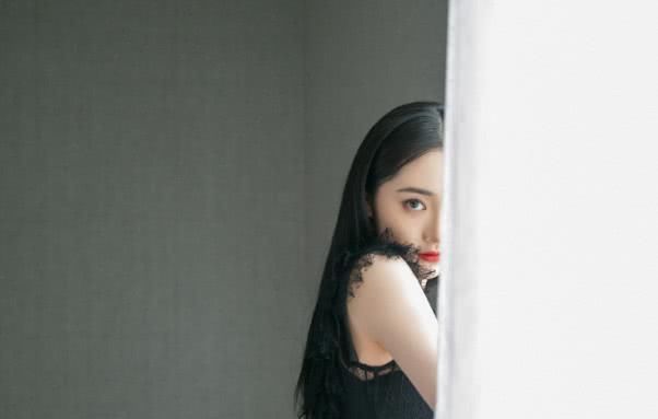 美女■21岁可酷可甜的周洁琼，旗袍加身，演绎古色古香的美女气质！
