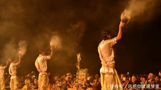恒河夜祭，一场赞美河神的不变传奇，古老震撼不论风雨持续数百年