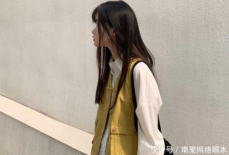  「面搭配一」可盐可甜的无袖背心外套，如果衣柜里没有的话，好遗憾呀