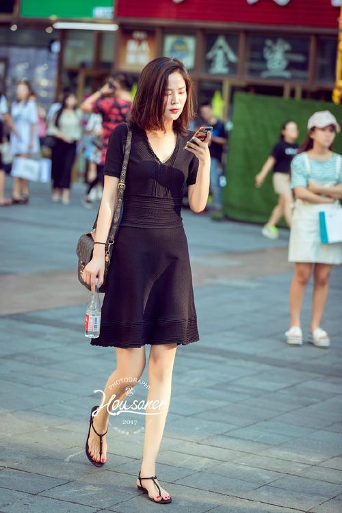 路人街拍:白T恤+印花吊带裙,再加一把红雨伞,小姐姐很美