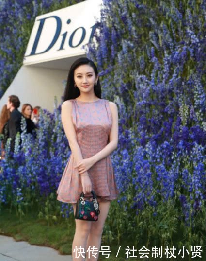 景甜真是一个行走的衣架子，穿什么都显气质