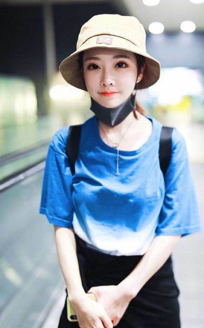 冯提莫真敢穿！下搭大妈裙抢眼，网友：网红和明星的差距真大