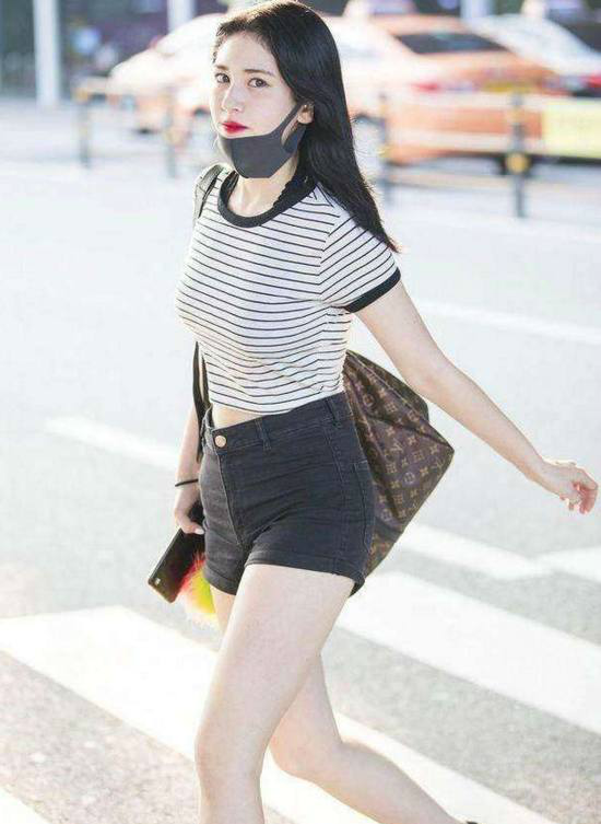 街拍，图一高颜值美女演绎性感蕾丝裙，气质突出，真的太迷人
