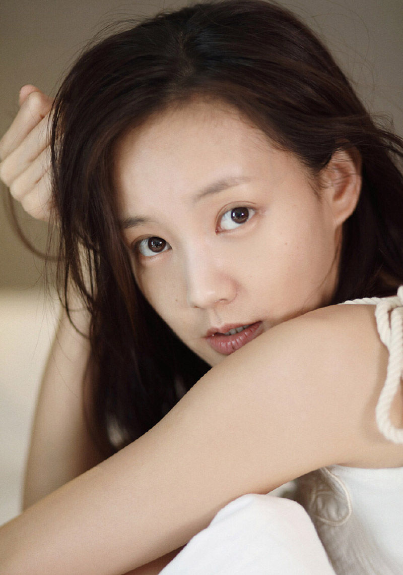 李一桐性感慵懒居家写真图片