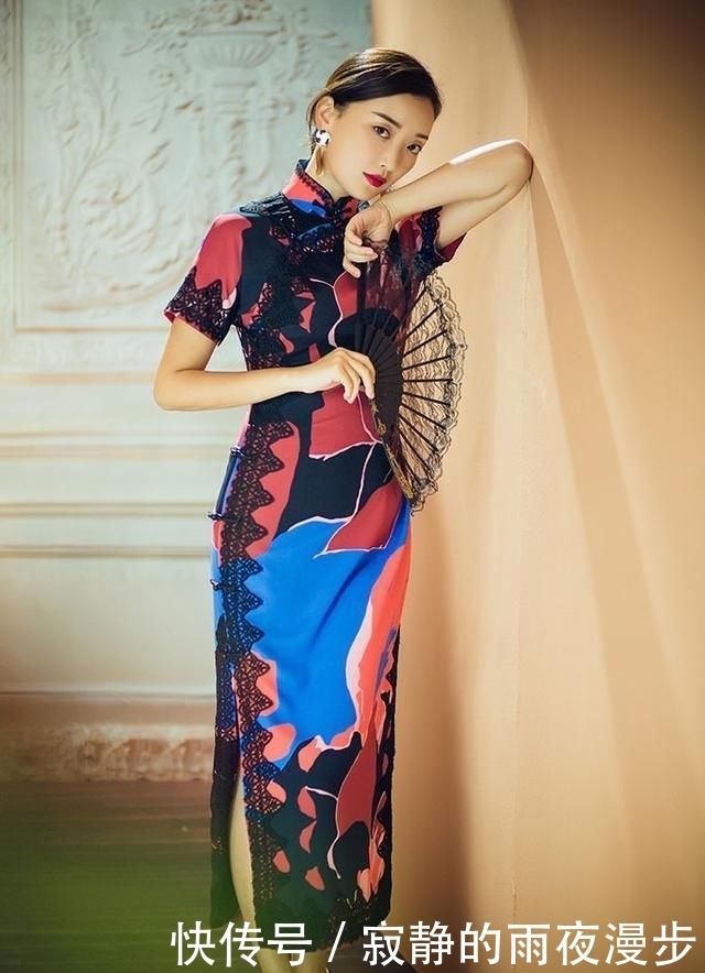 #女人#女人一生总要穿一次“旗袍”,今年流行的是这件,时髦显瘦又优雅