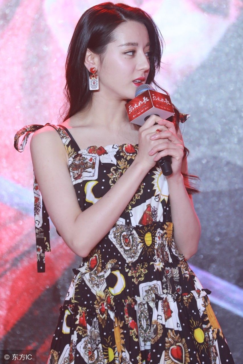 迪丽热巴好不容易秀大长腿却被鞋子抢镜了，网友:想组队去偷鞋!