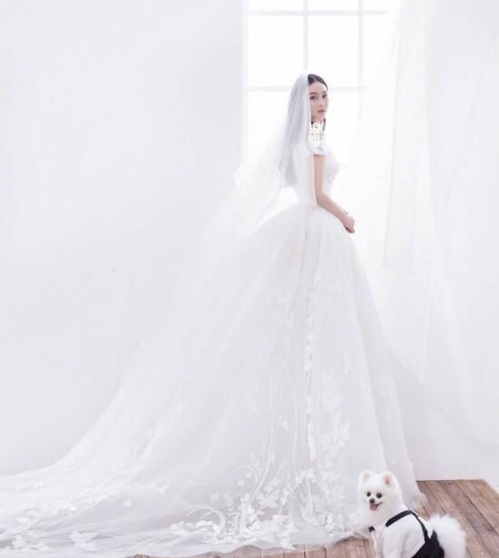 张馨予荣升军嫂!婚纱照唯美如童话世界，皮肤白到发光挪不开眼!