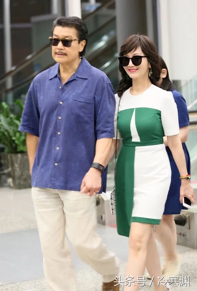 赵雅芝胸前弄个“白色三角”，被丰满上围撑到变形，就要绷不住了