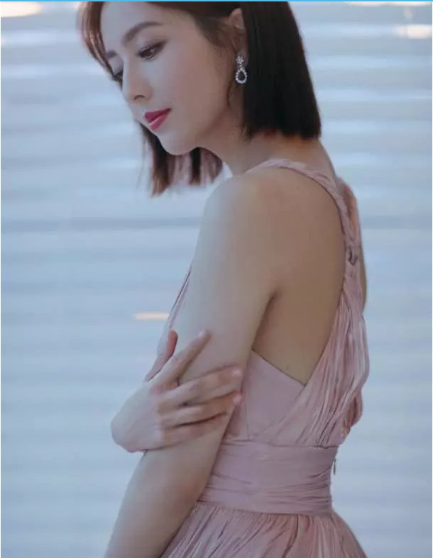 佟丽娅放大招了，穿V领吊带裙大秀美背，网友:看一眼都离不开了