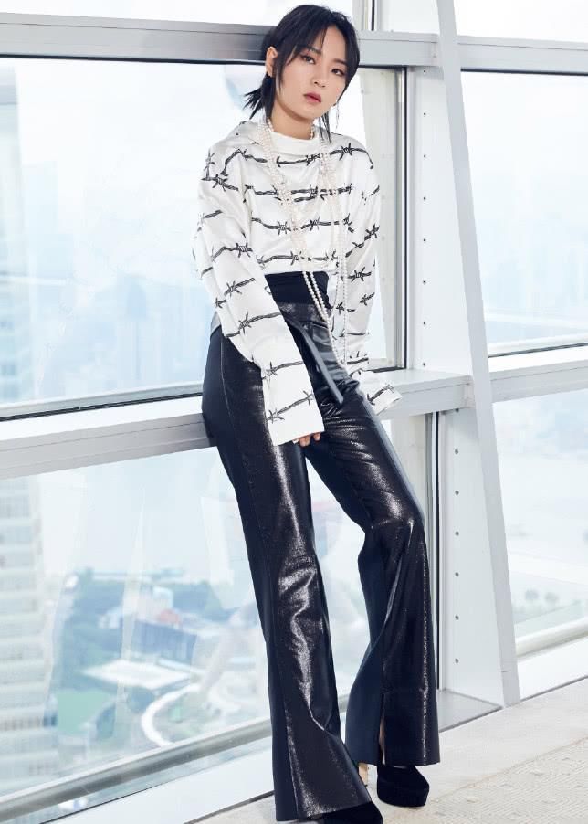 周笔畅把衬衣反着穿舒服吗?搭配高腰黑皮裤，穿出二七分身高比!