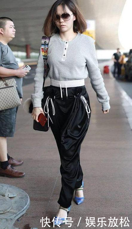 33岁张靓颖穿黑色开衩裙亮相，尽显成熟女性的魅力