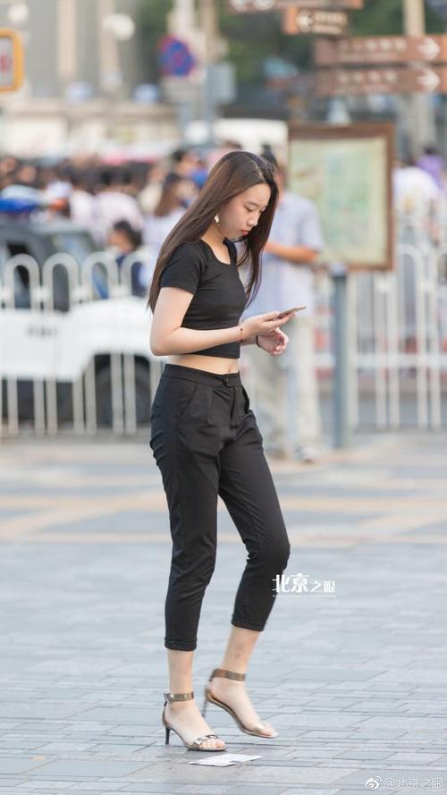 路人街拍,是包太大呢?还是腰太细?反正就是很美哒