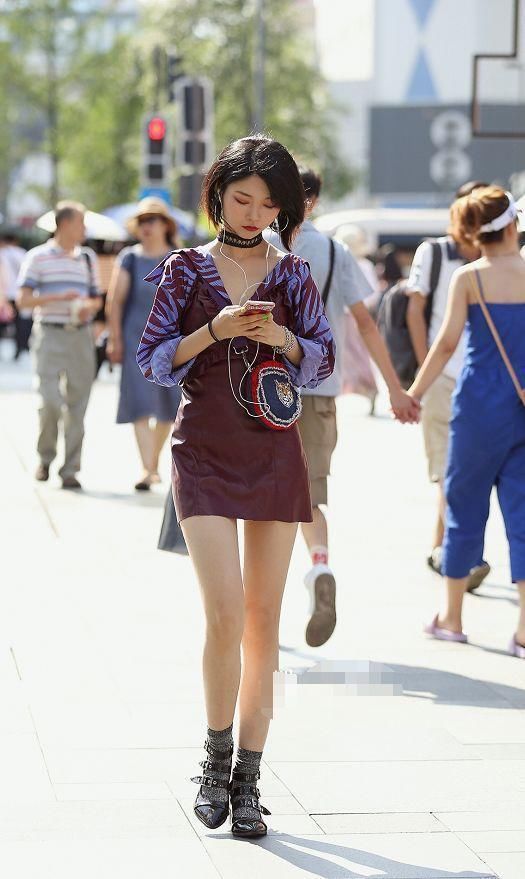 美丽的女人穿着长长的浅紫色T桖