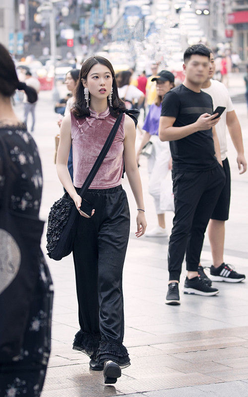 成都街拍:韩范气质穿搭,磨破毛须牛仔短裤搭配黑红条纹挂脖吊带