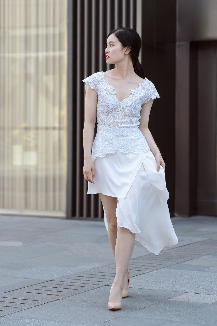 成都街拍，白色露脐装T恤搭配黑色紧身裤，休闲又有范!