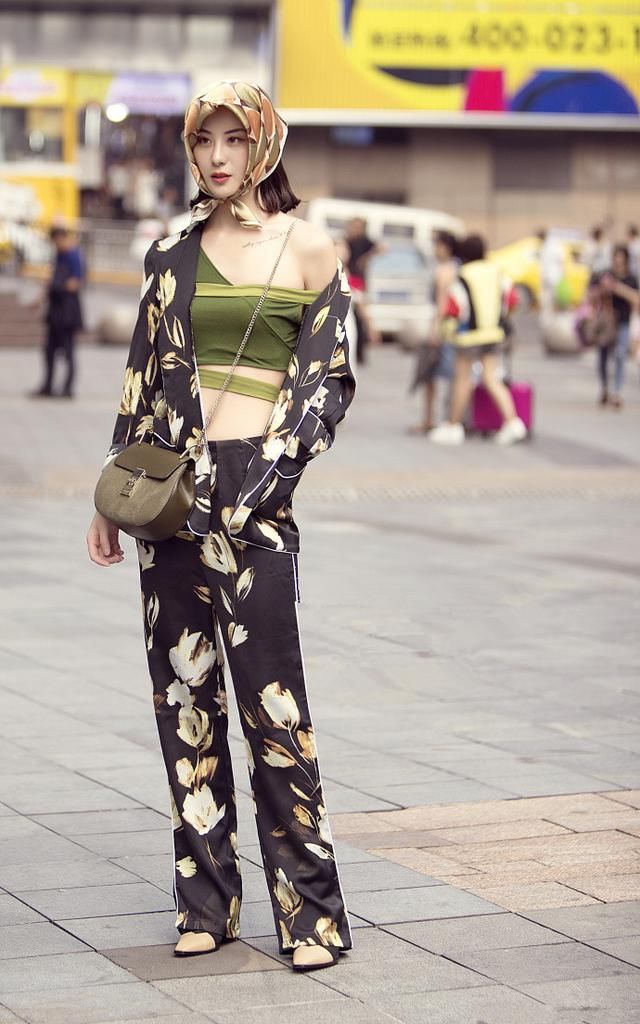 街拍,五款清凉有型的时尚穿搭,把女人味展现得淋漓尽致!