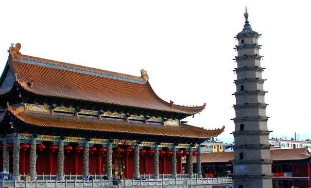 这座寺庙位于甘肃闹市，周围已翻新重建，唯有它1600年来屹立不倒