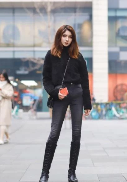  「美女」街拍：美女身穿白色的连衣裙搭配银色皮鞋清纯靓丽，尽显小女生的甜美气质