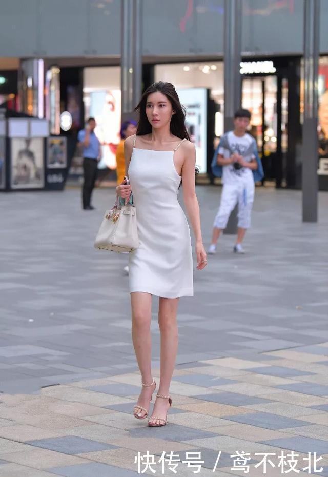  显得■小姐姐脚上穿着一双一字带的裸色高跟鞋，能够让双脚显得更加迷人