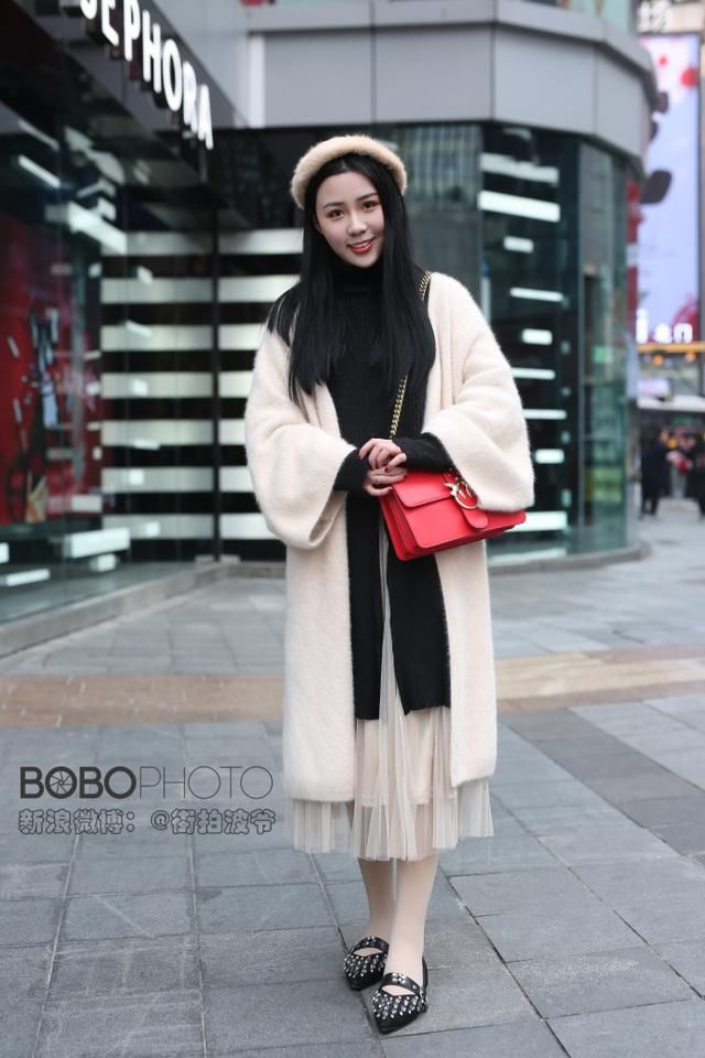 重庆街拍:长款呢子大衣搭配雪纺纱裙,内衬黑色