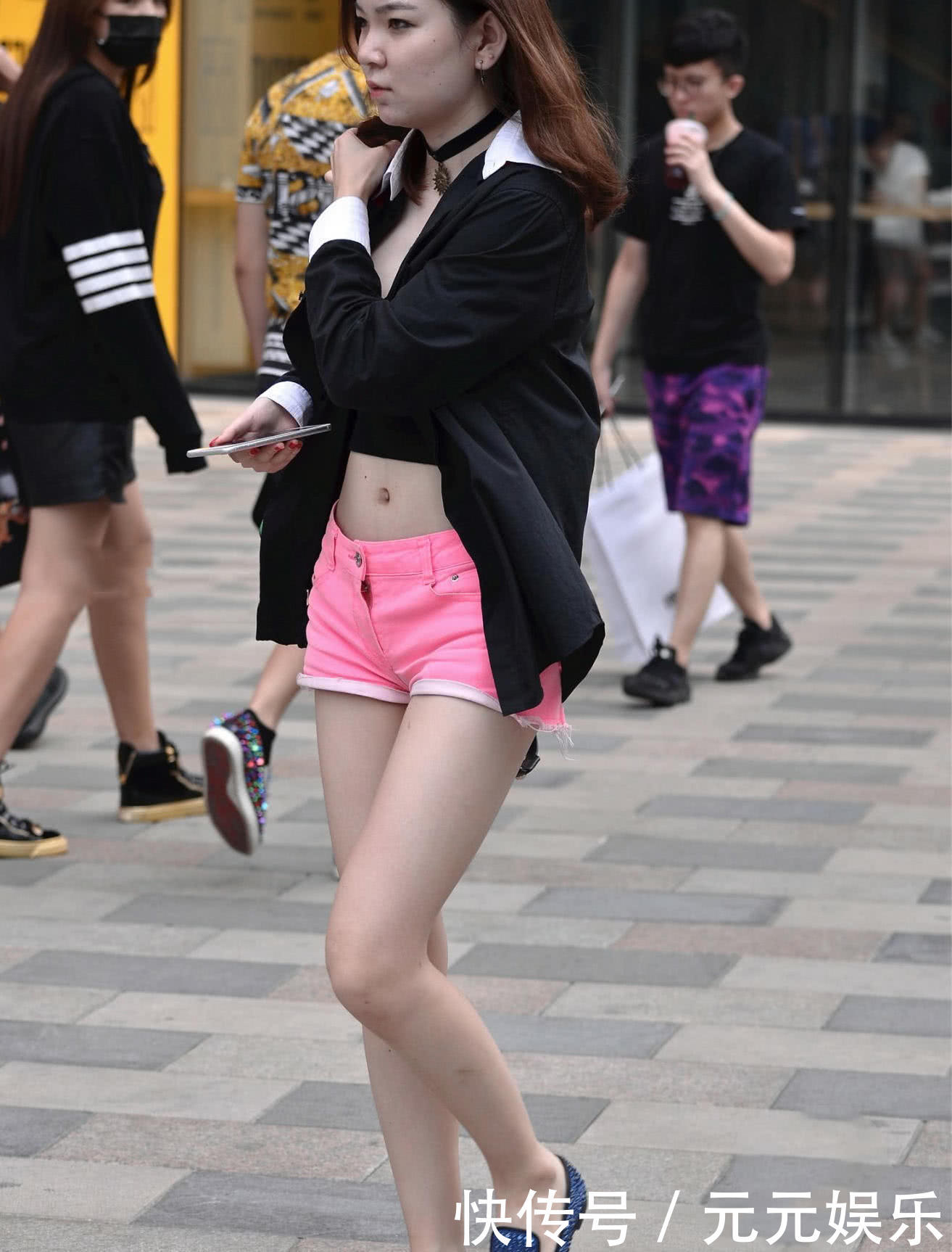微胖小女神粉色超短裤尽显诱人气息，吸足了眼球