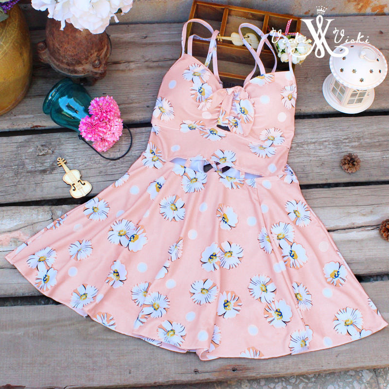 穿比基尼也太开放了，保守女人可以学下图这样穿，显高很清凉