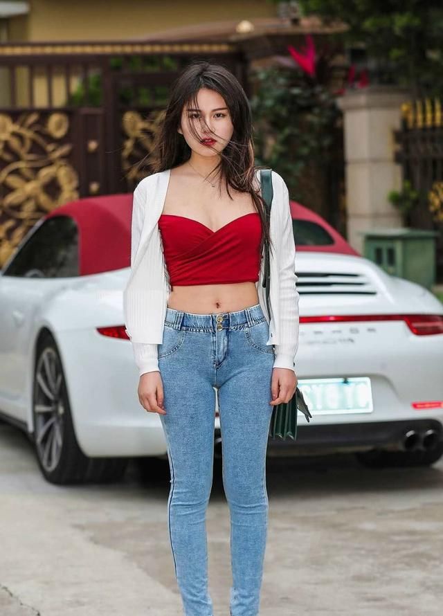 街拍，我一直担心，图2的牛仔裤在穿的时候脚会不会从破洞伸出