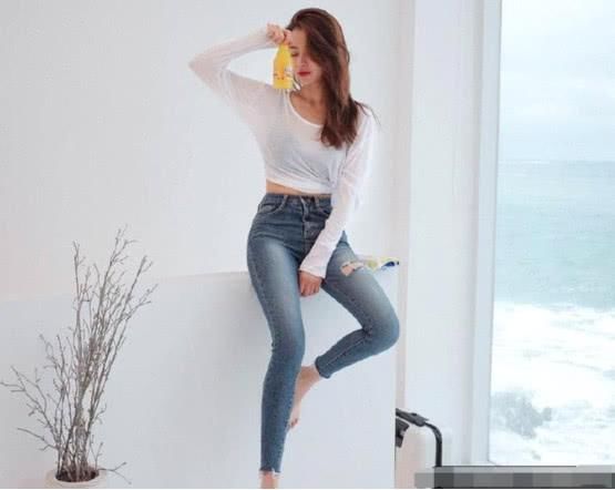 不挑身材的牛仔裤，让女人优美的曲线更显唯美，让人难以忘记