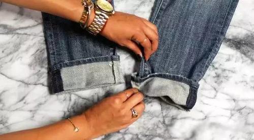 还在穿紧身裤？今年翻边牛仔裤才最火！