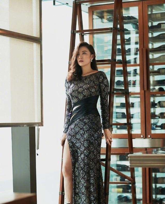 开叉@穿亮片高开叉长裙，秀长腿美背女人味十足，被39岁宋佳美到了