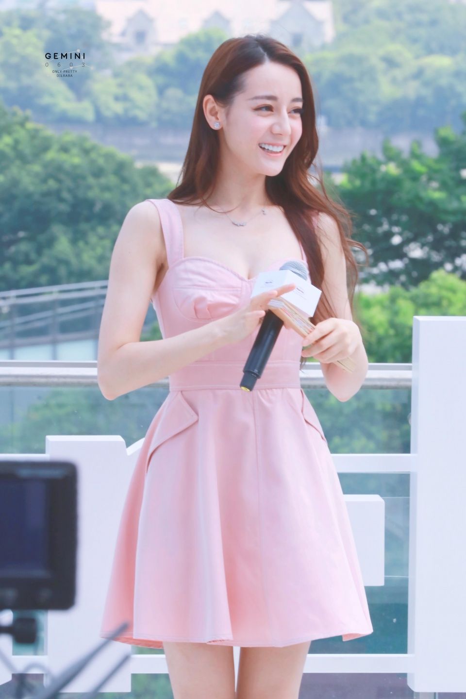 迪丽热巴新图曝光,和李溪芮同框一点没输,网友:梦寐以求的身材