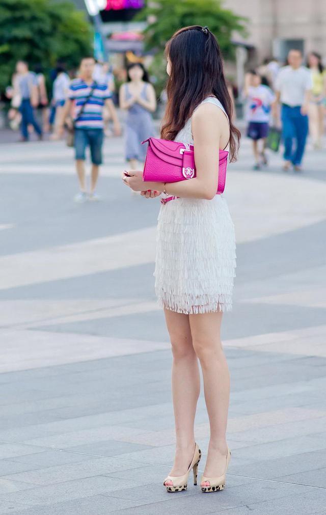 一款经典的高跟鞋搭配好一款个性包臀裙，不需要丝袜你也会很迷人