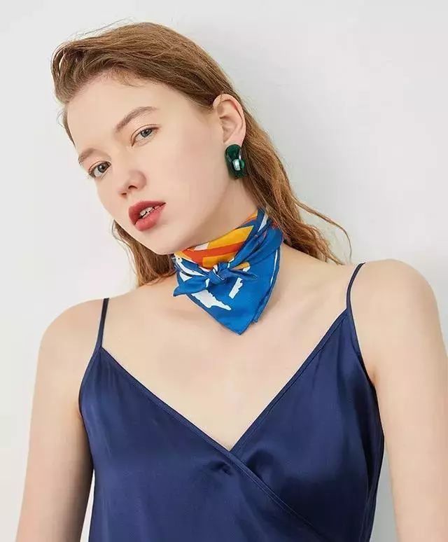 一条丝巾,拯救你无聊的穿搭