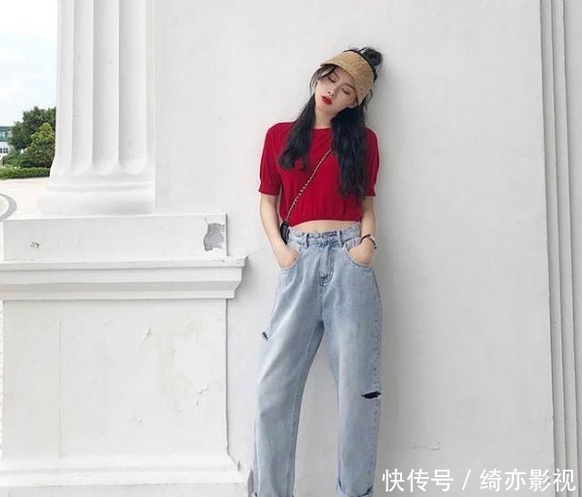  「以试一下」T恤叠穿或搭配不同款式的牛仔裤，都是春夏最nice穿搭CP！