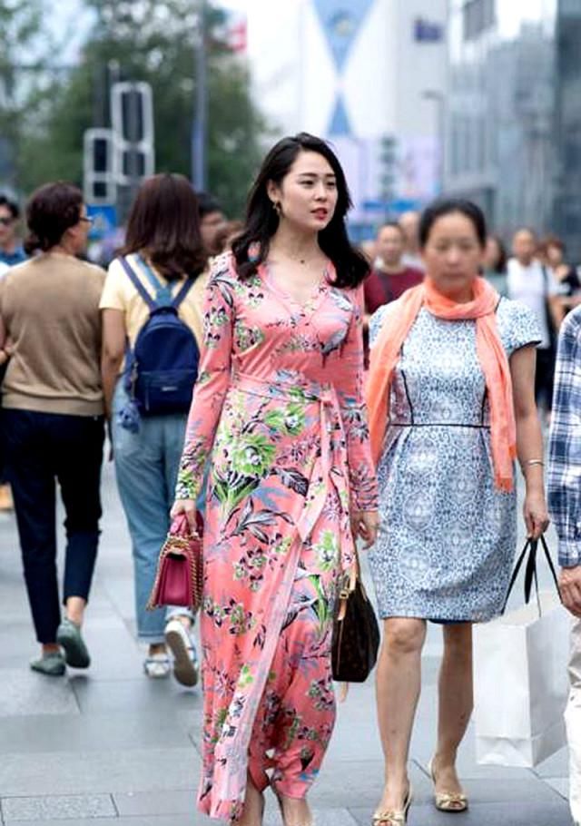  [忍不住]印花连衣裙怎么穿出时尚感? 美女这么穿搭, 异性忍不住想搭讪!