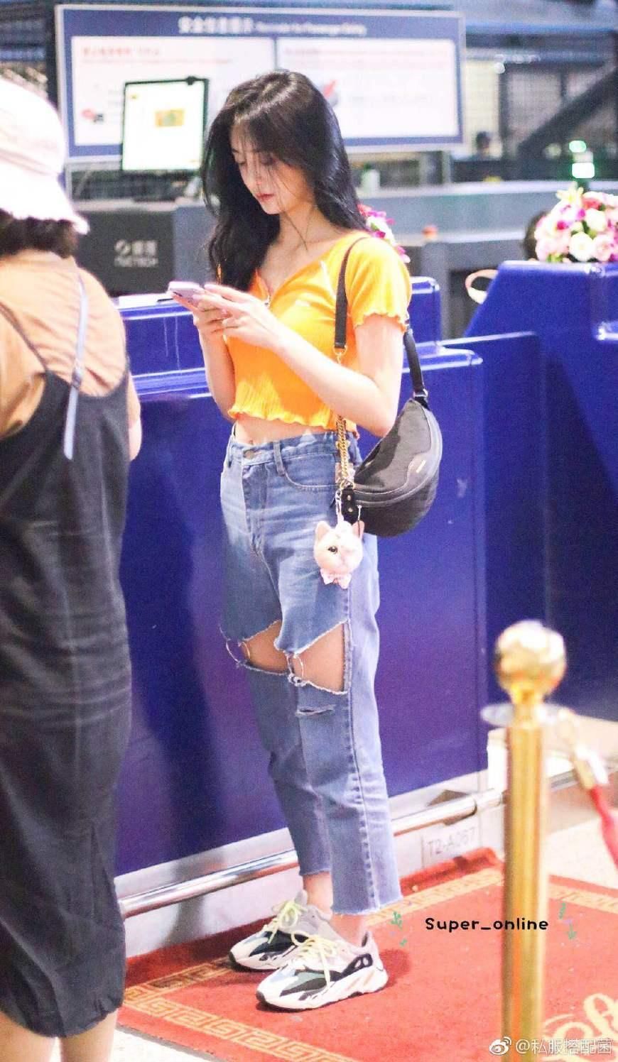 终于知道周洁琼的腰围有多细，收腰裤老往下滑，我饿两月都穿不下