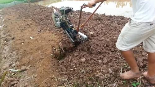 农村小哥自制“摩托车”松土机，300元造一台，一天松土6亩地