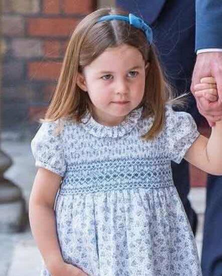 高颜值五口之家！路易王子受洗，被夏洛特公主的一袭印花裙带货了