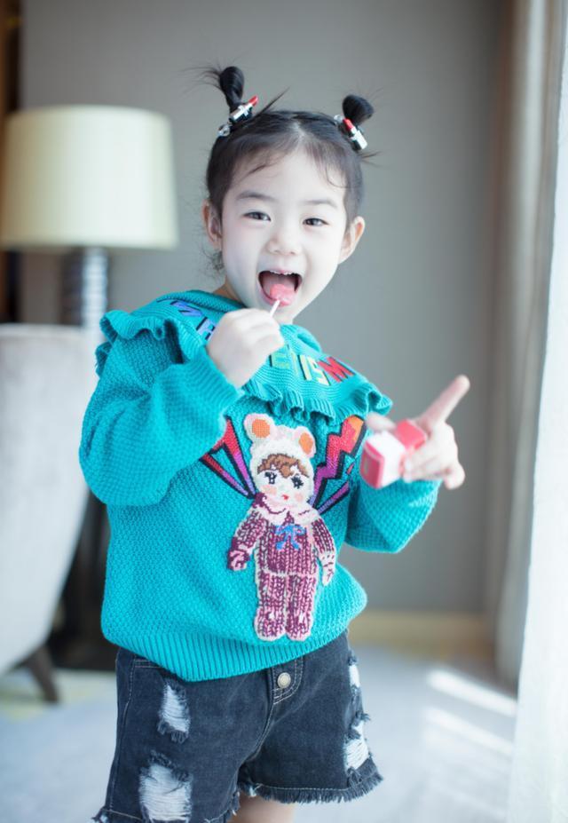 #毛绒#戚薇晒5岁女儿穿斑点毛绒睡衣扎一头小辫,长开的Lucky像大人