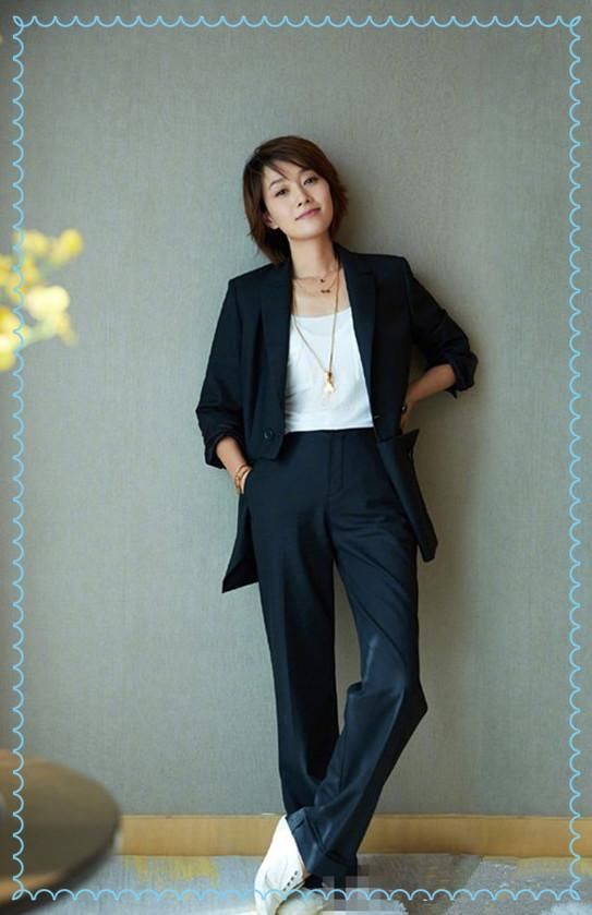 马伊琍咋想的？裙子这么紧还要把上衣塞进去，小肚腩都勒出来了！