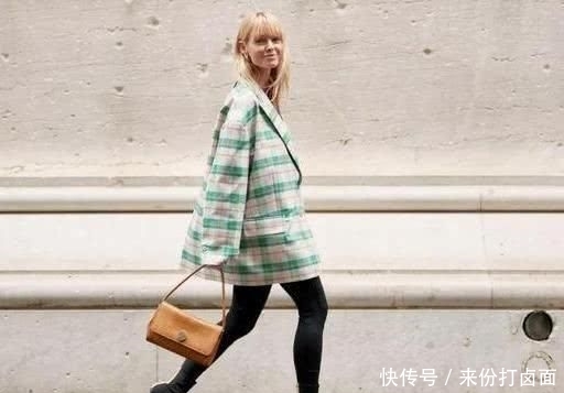  「秋冬季节」别买马丁靴了，现在流行“无痕靴”时髦显高，明星都在穿